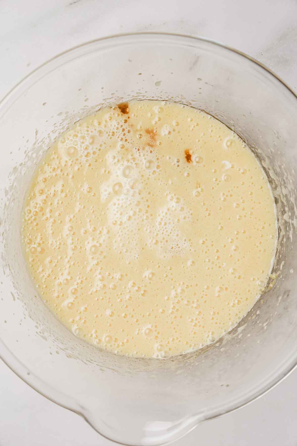 saladier avec préparation aux oeufs
