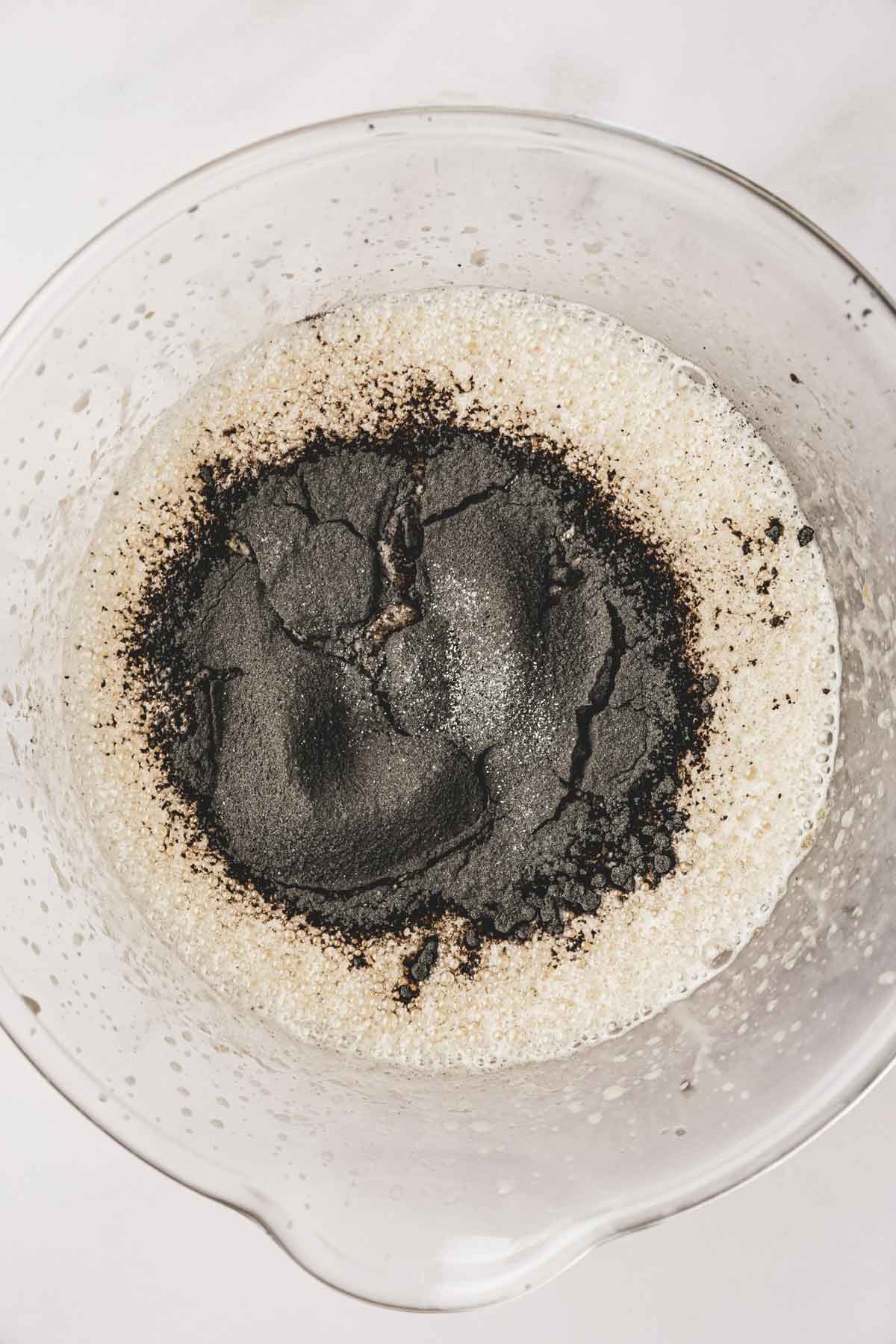 saladier avec pâte à gateau et ingrédients secs