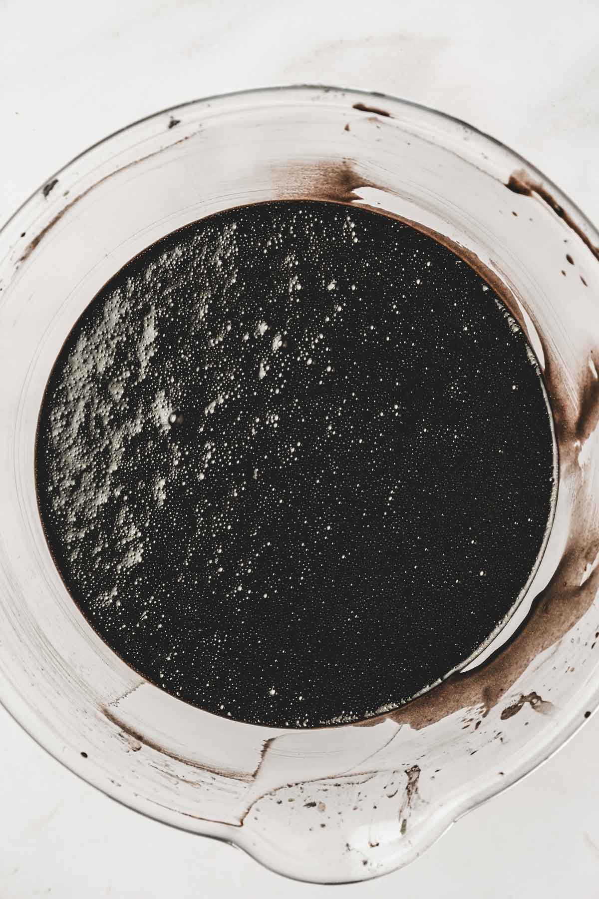 saladier avec pâte noir