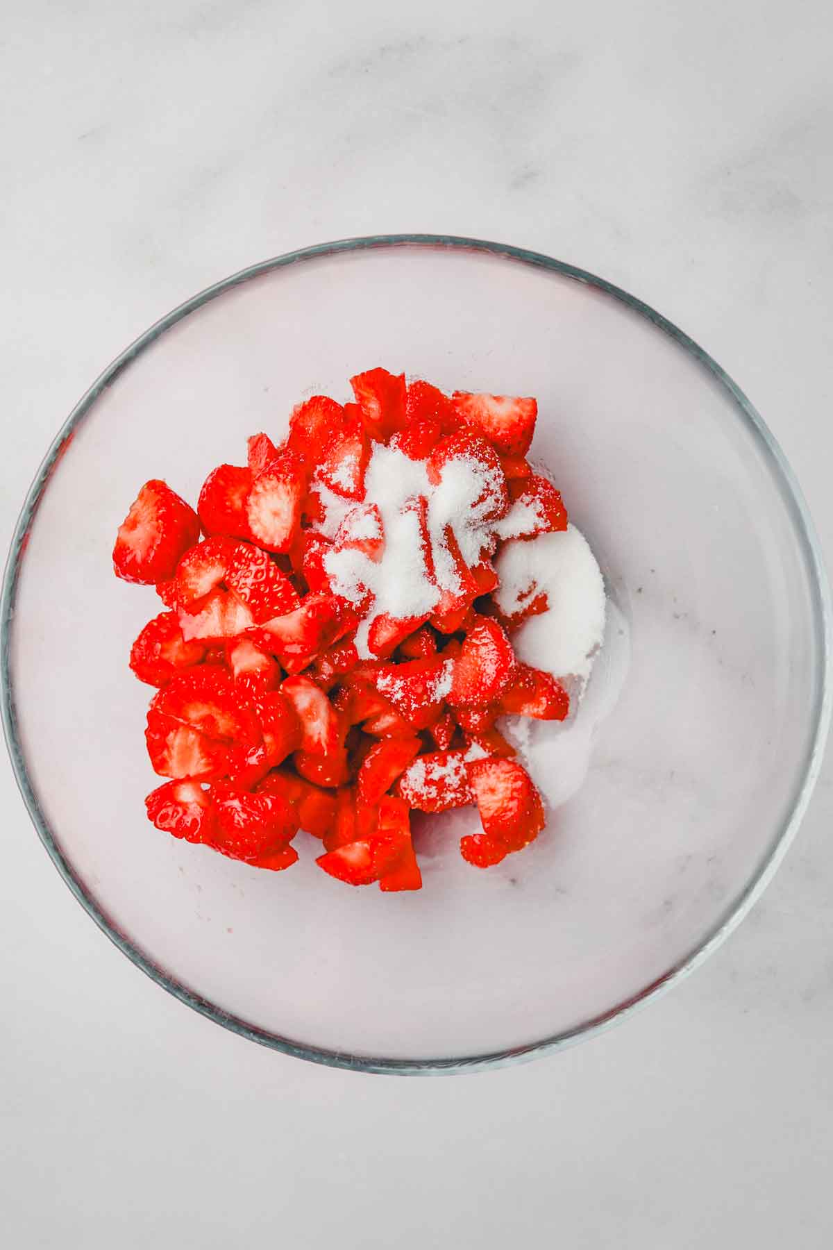 saladier avec fraises et sucre