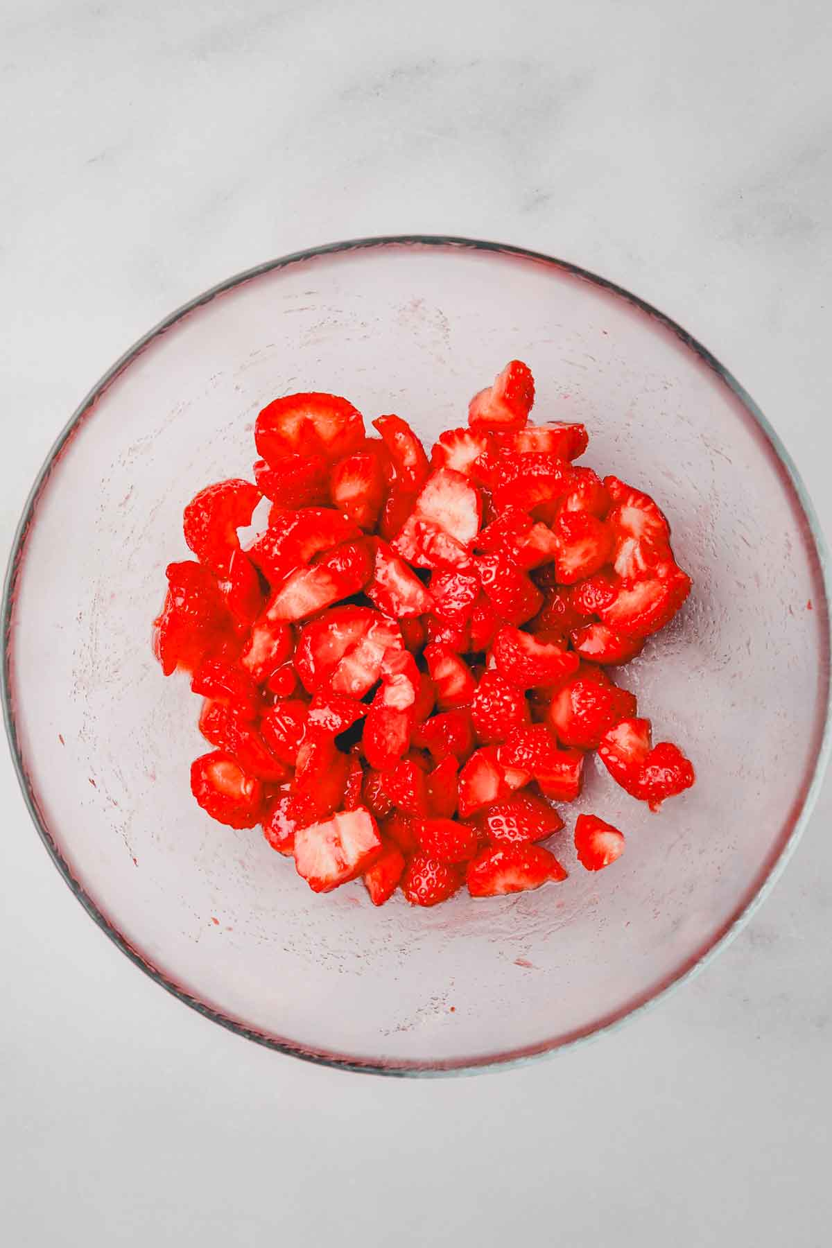 saladier avec morceaux de fraises