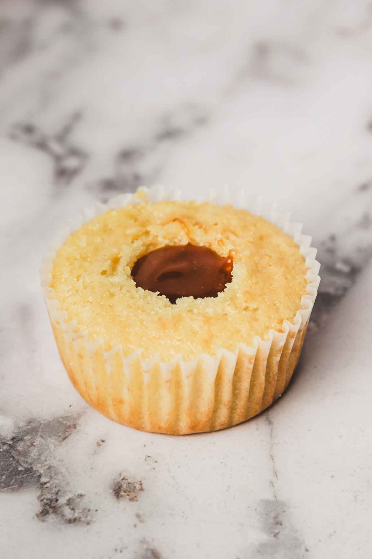 cupcake vanille avec un coeur de caramel