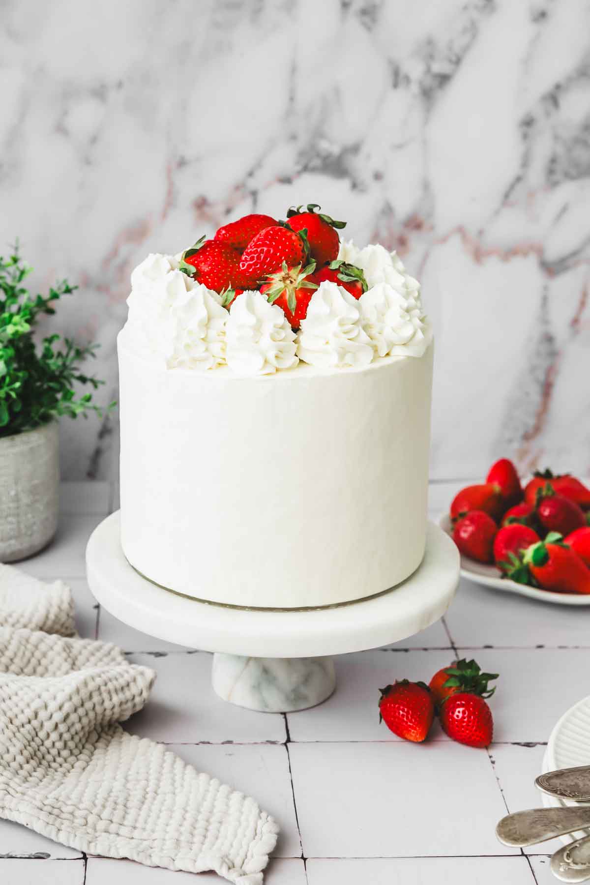 layer cake fraise mascarpone sur un présentoir
