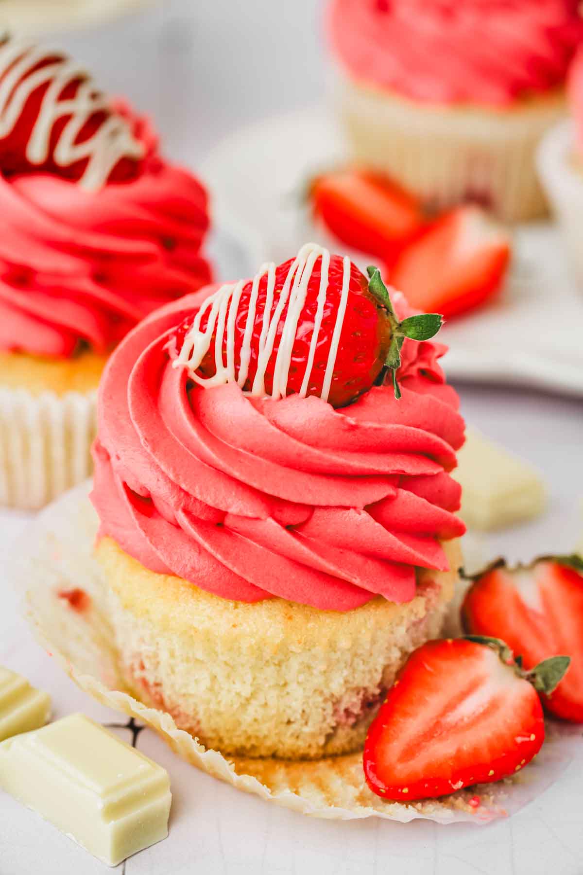 cupcakes aux fraises avec chocolat blanc sur une table