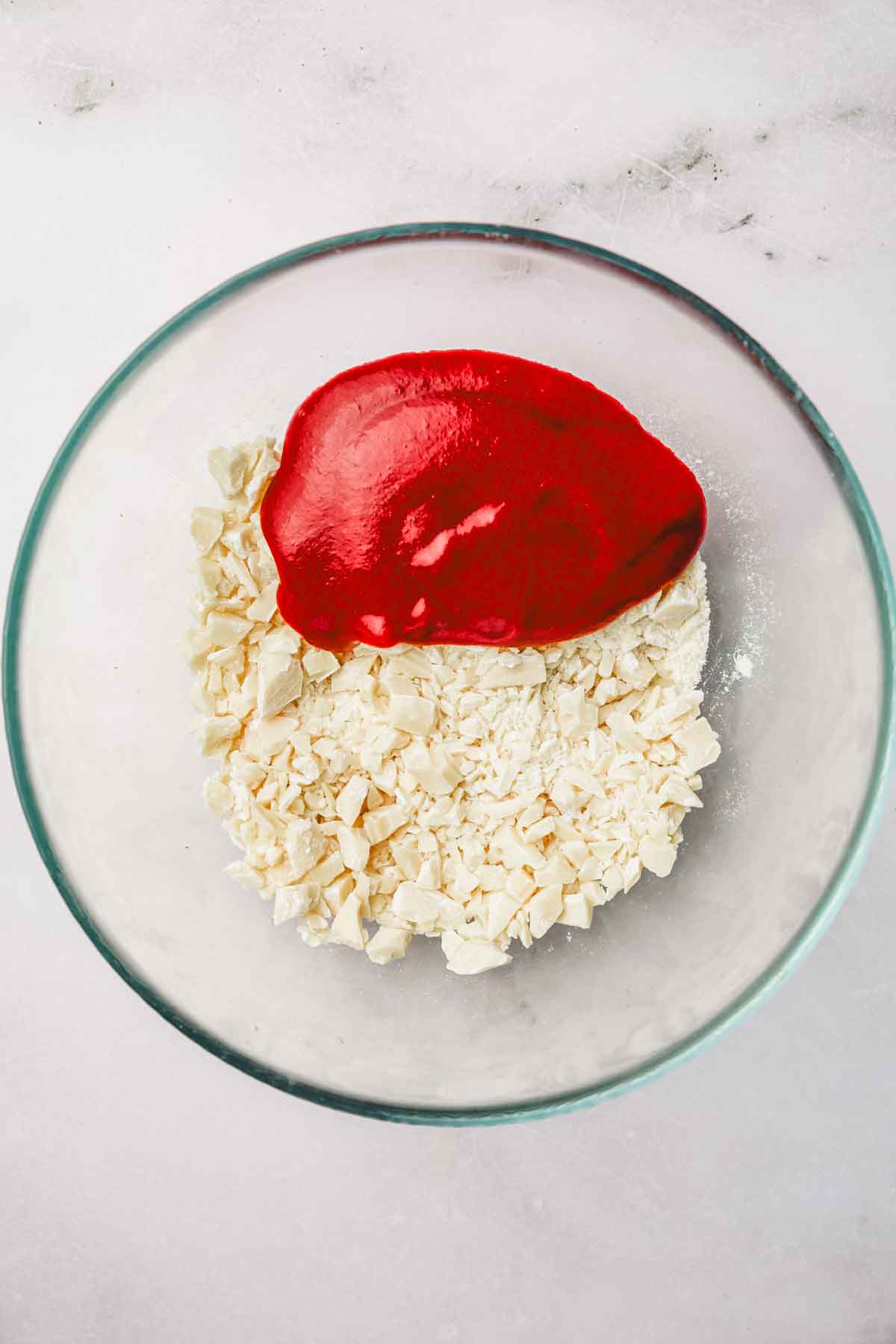 saladier avec chocolat blanc et purée de fraise
