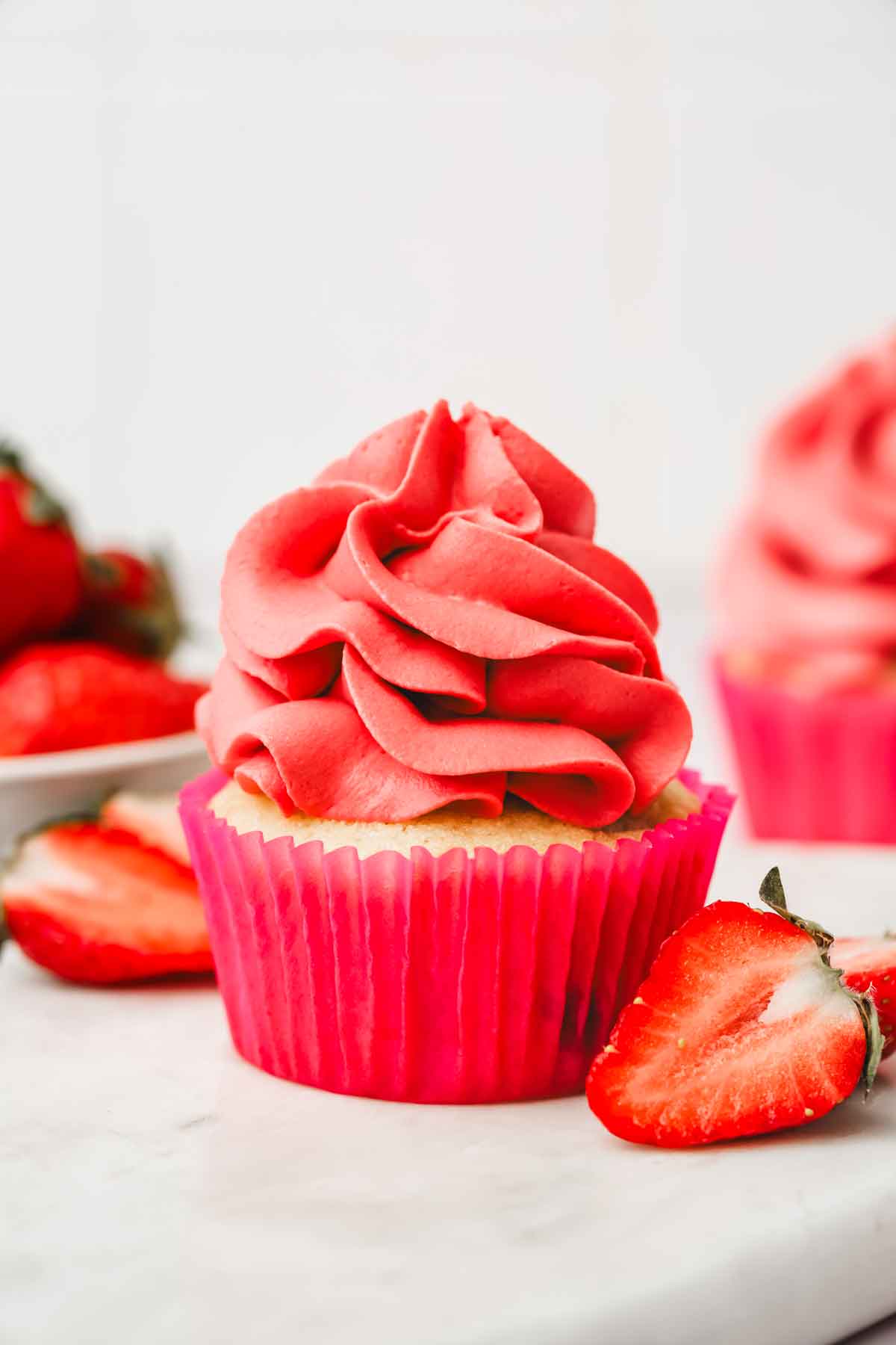 Cupcake avec ganache aux fraises sur une table