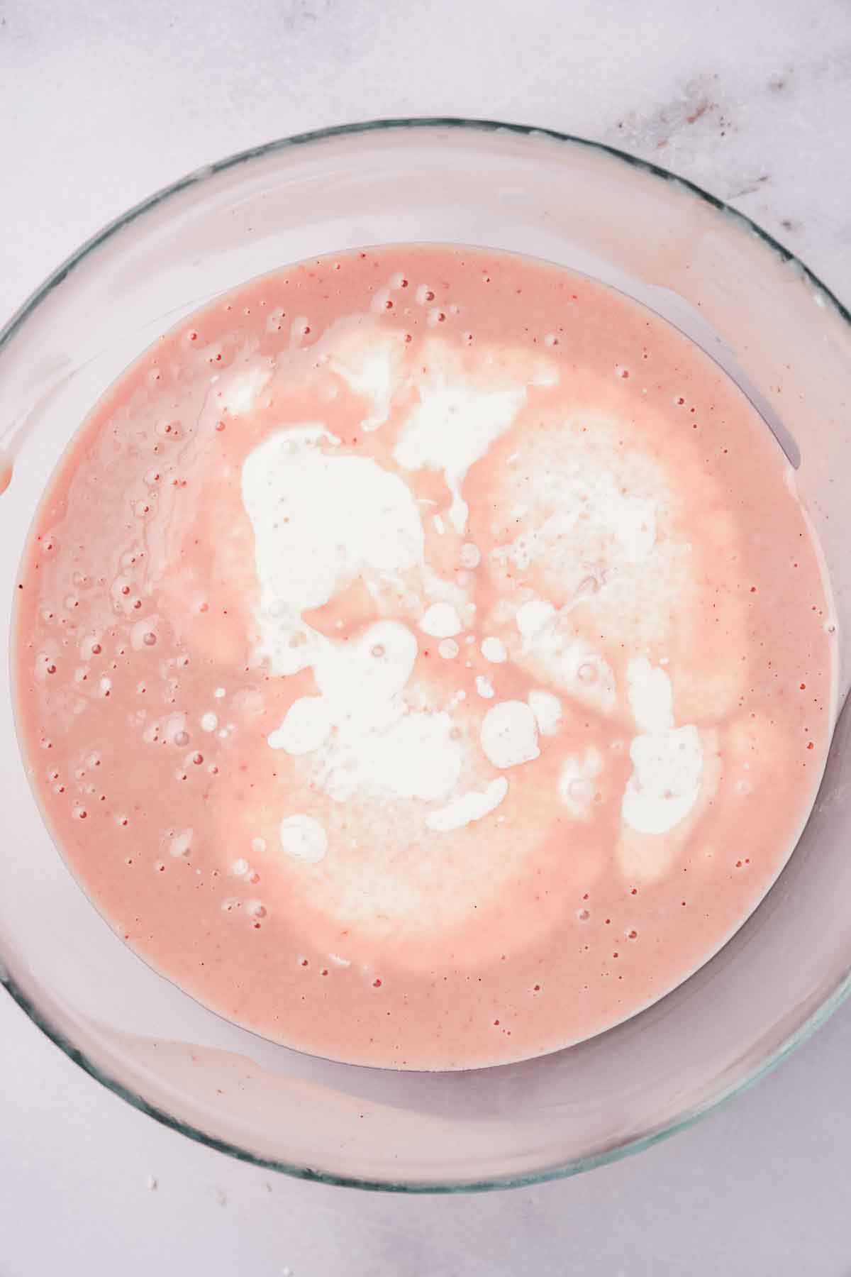 saladier avec ganache fraise liquide