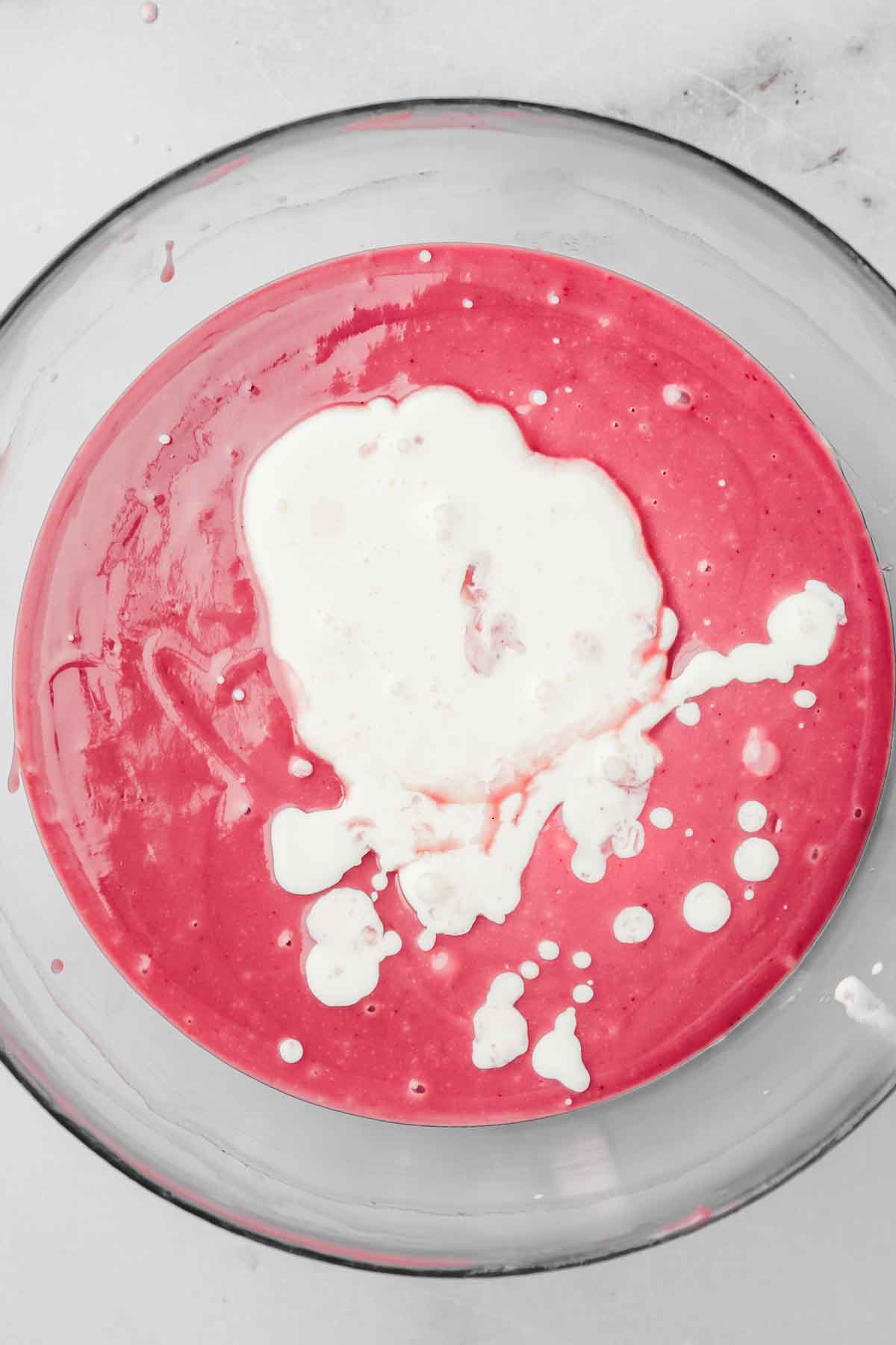 saladier avec ganache rose et crème