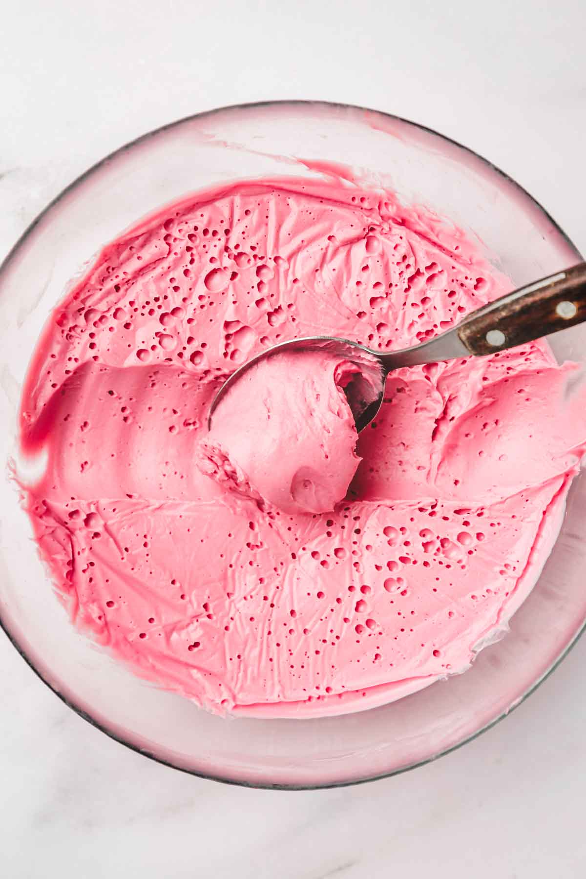 saladier avec ganache framboise froide et cuillère à soupe