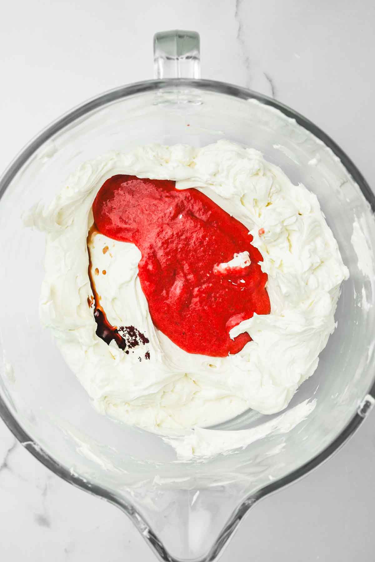 cuve avec crème au beurre et purée de fraise