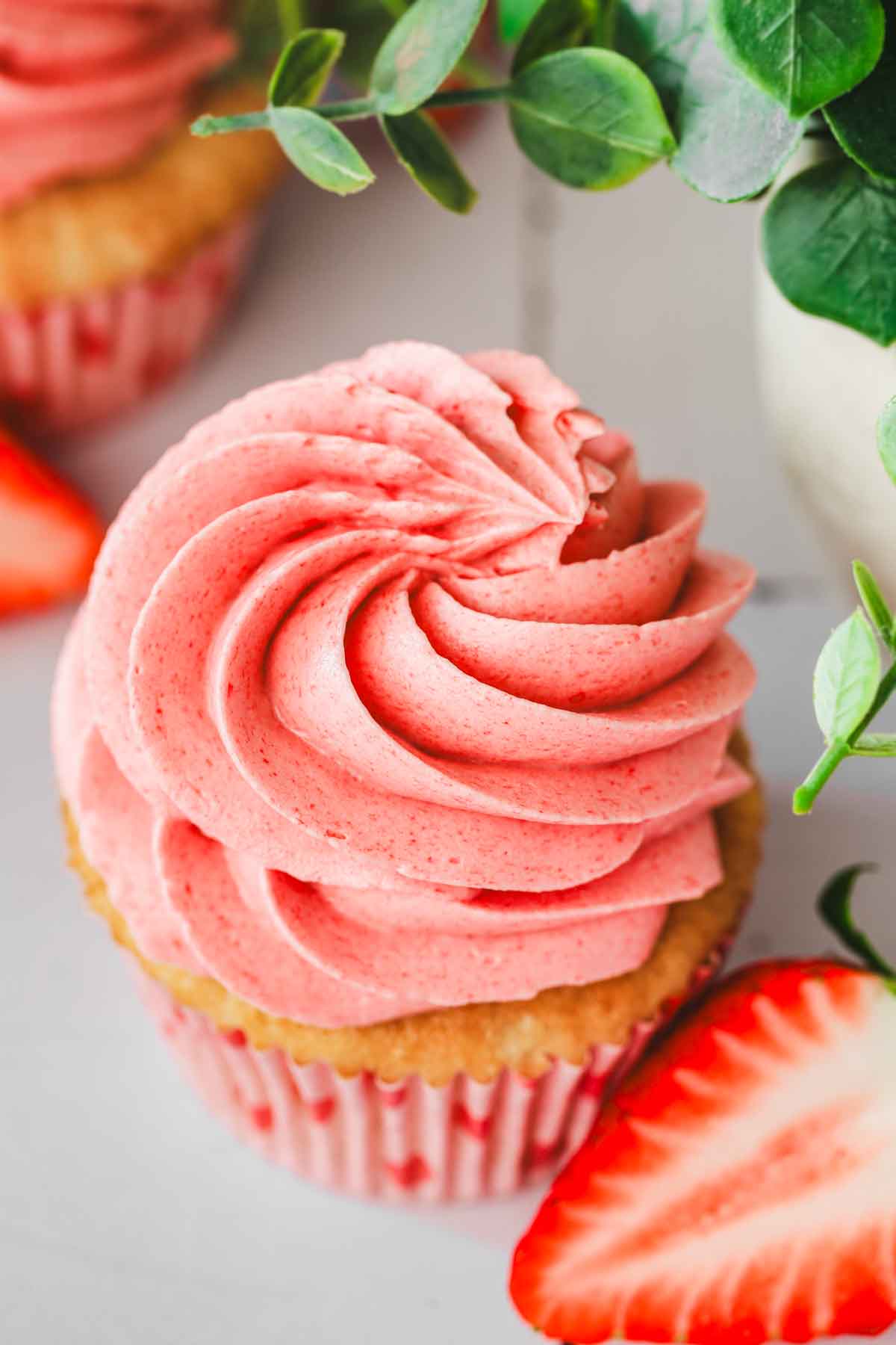 glaçage crème au beurre fraise sur un cupcakes