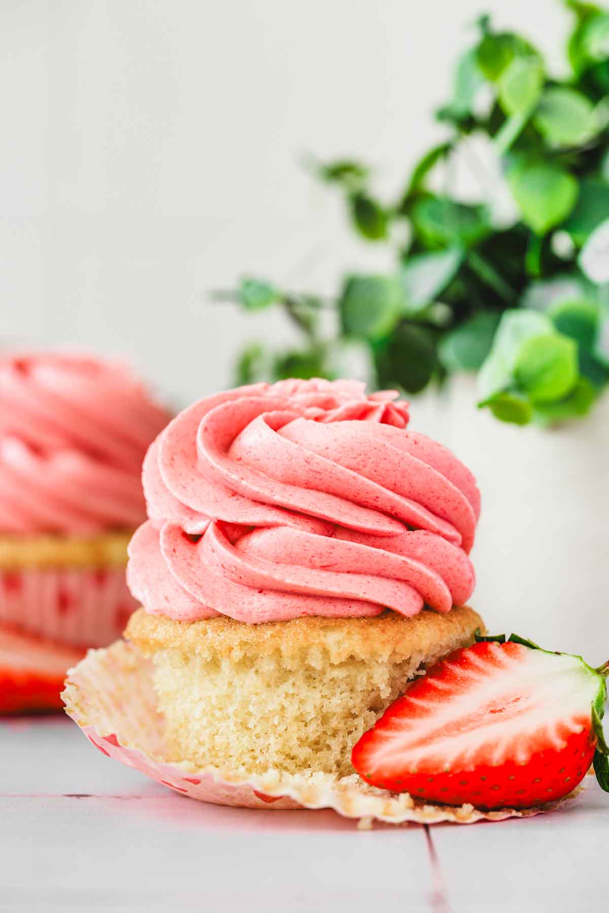 cupcakes avec glaçage crème au beurre suisse aux fraises