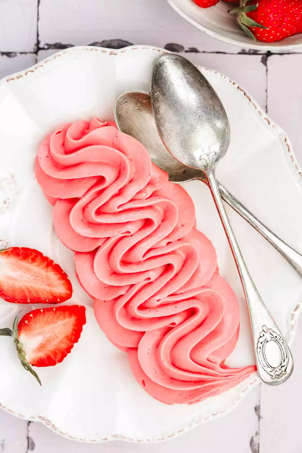 assiette avec de la ganache montée aux fraises