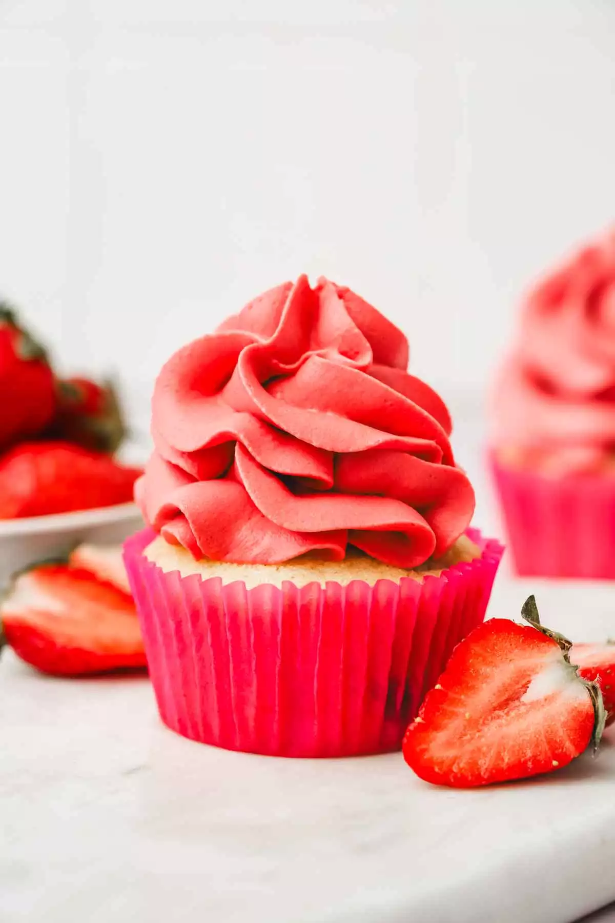 Cupcake avec ganache aux fraises sur une table