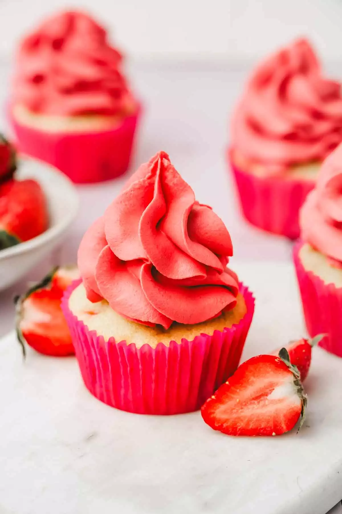 cupcakes rose aux fraises sur une table