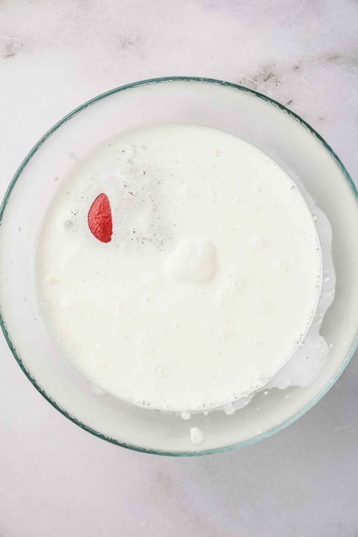 saladier avec crème chaude purée de fraises et chocolat blanc