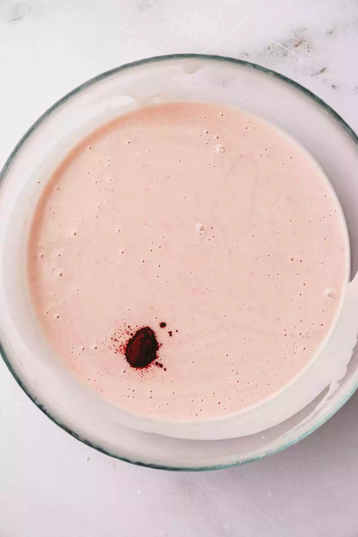 saladier avec ganache fondu et colorant alimentaire rouge