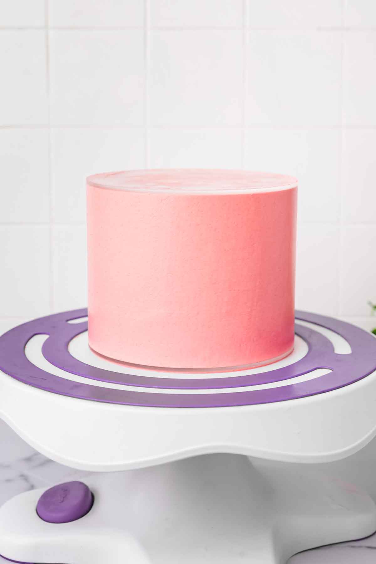 gâteau rose sur un plateau