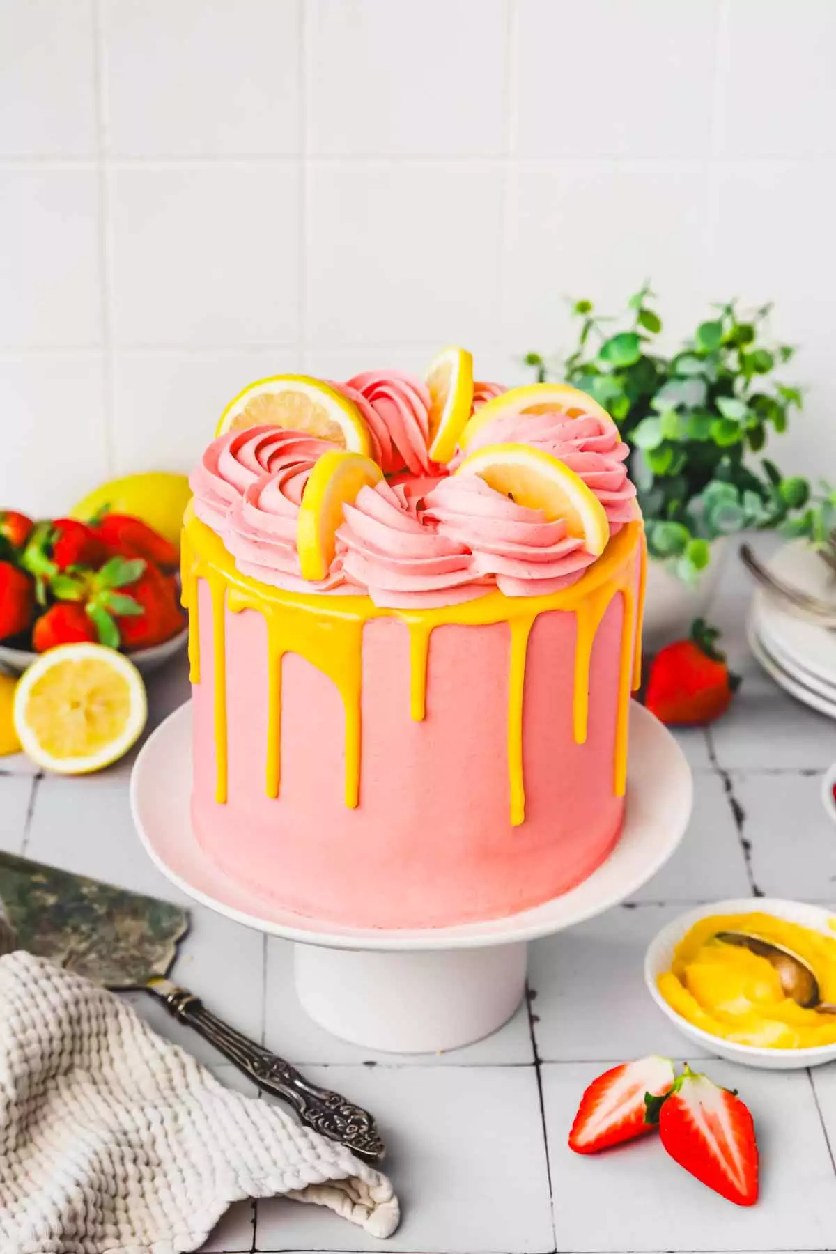 layer cake rose fraise citron sur une table