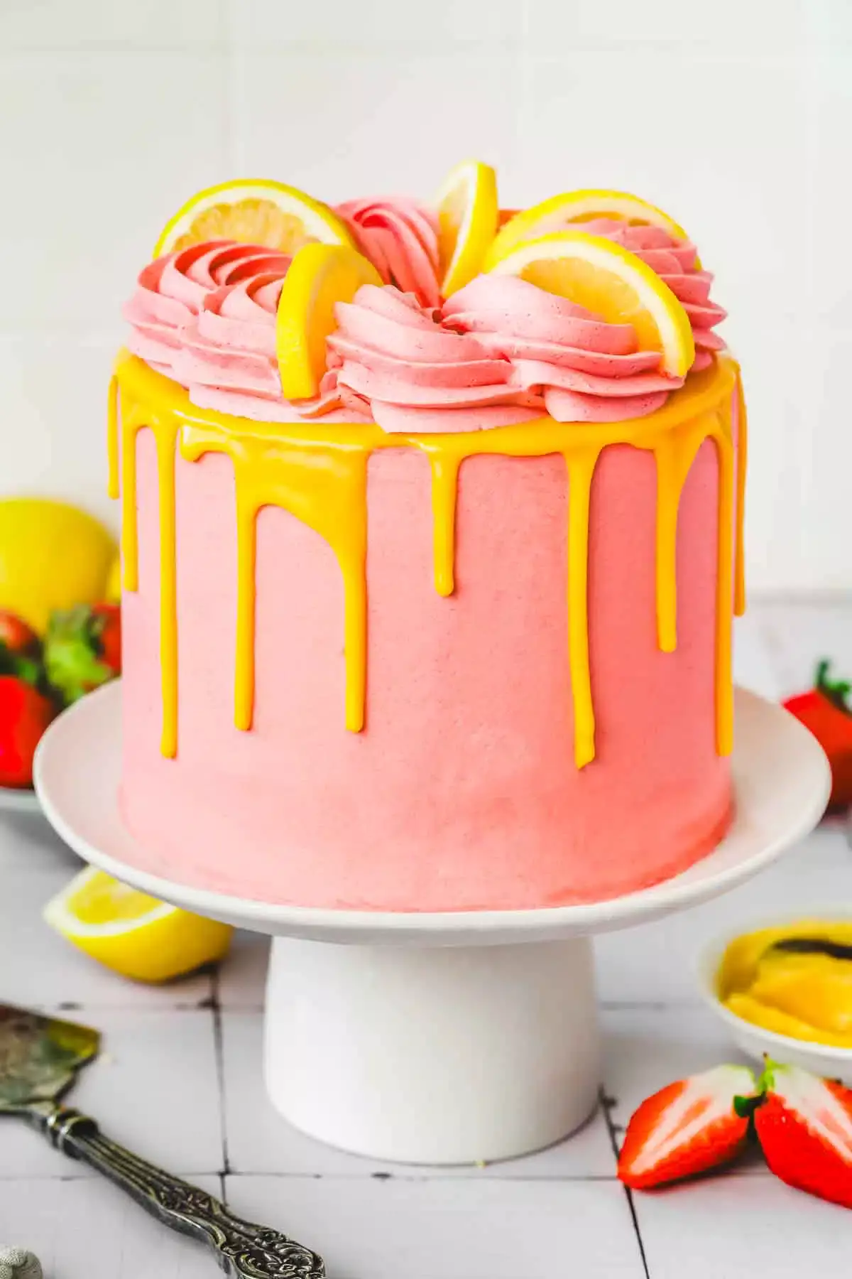 gâteau rose fraise citron sur une table