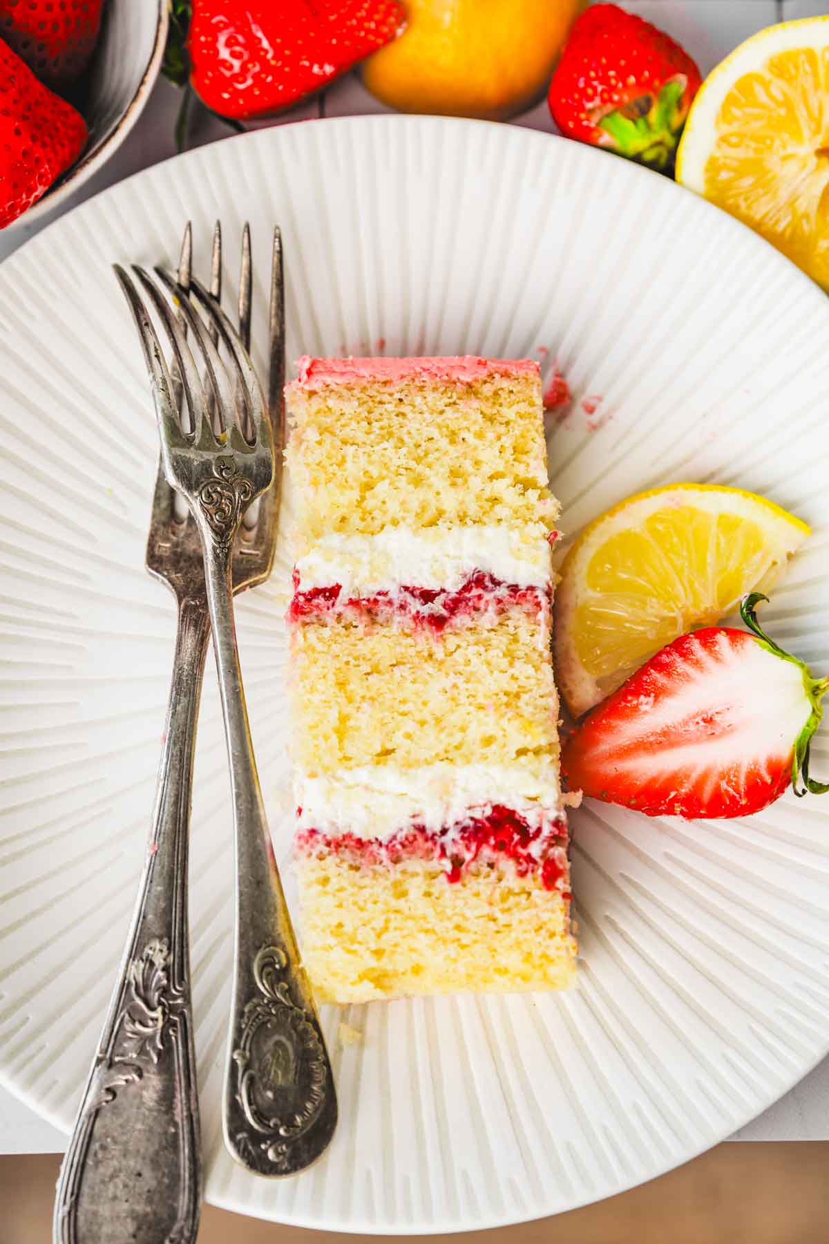 part de gâteau fraise citron sur une assiette