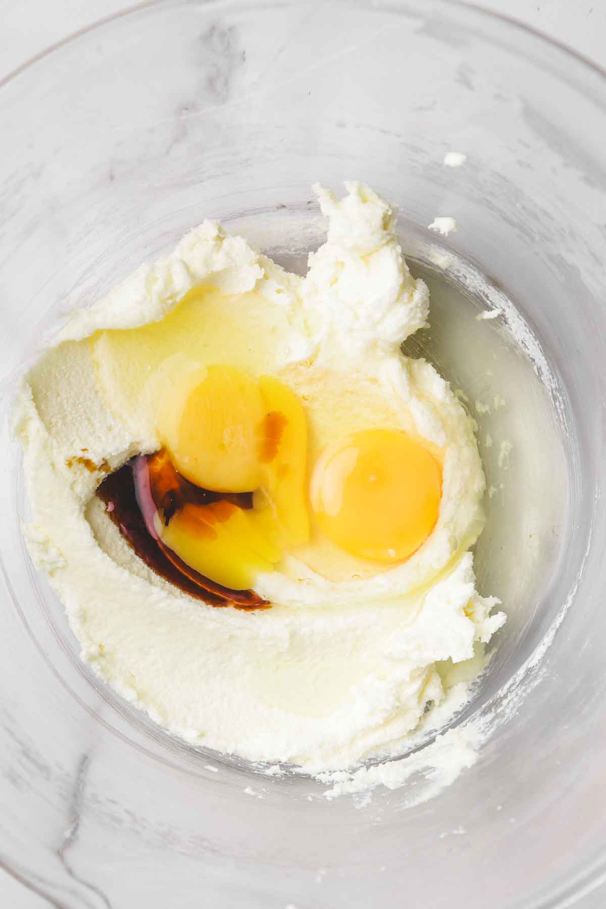 saladier avec des oeufs et du beurre