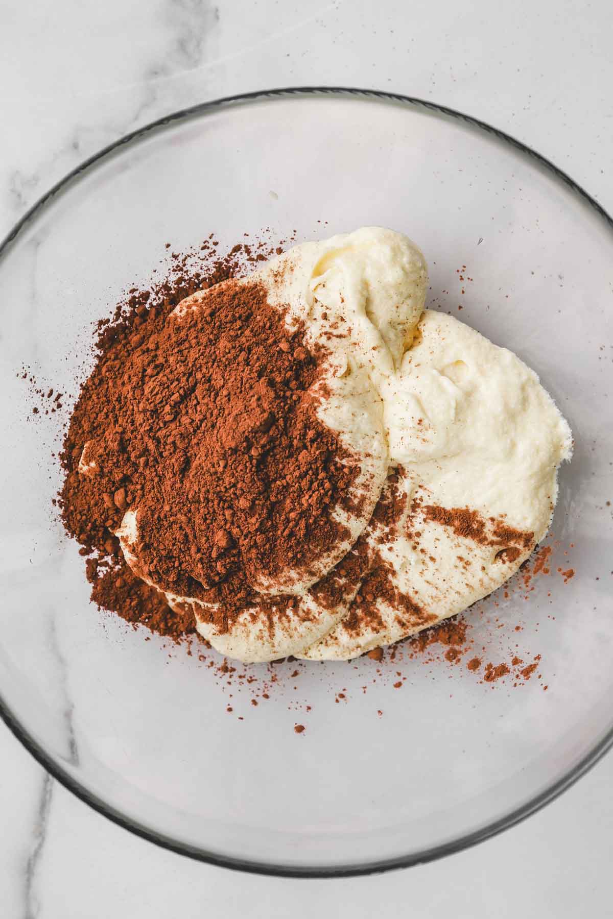 saladier avec de la pâte à cupcakes et du cacao en poudre