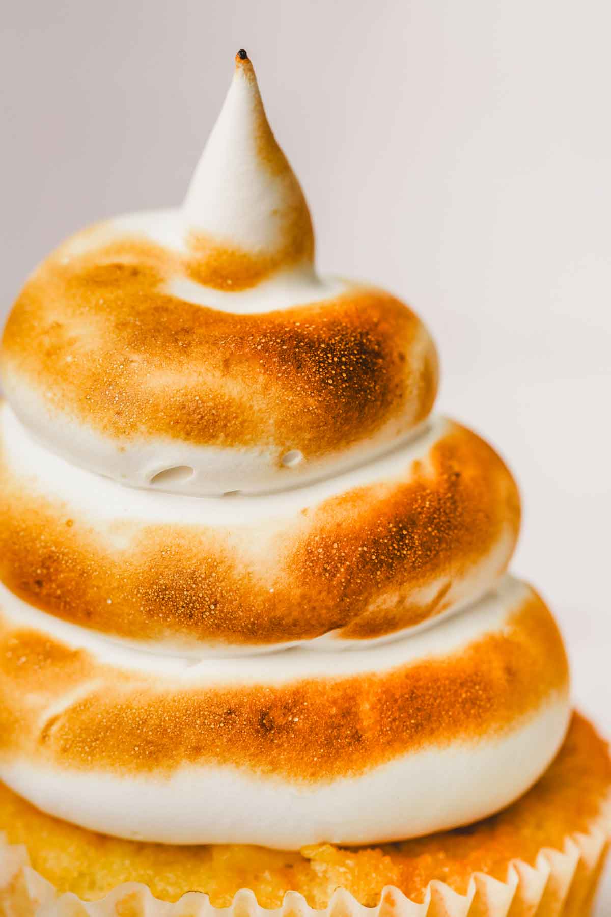 cupcake avec topping de meringue suisse toastée