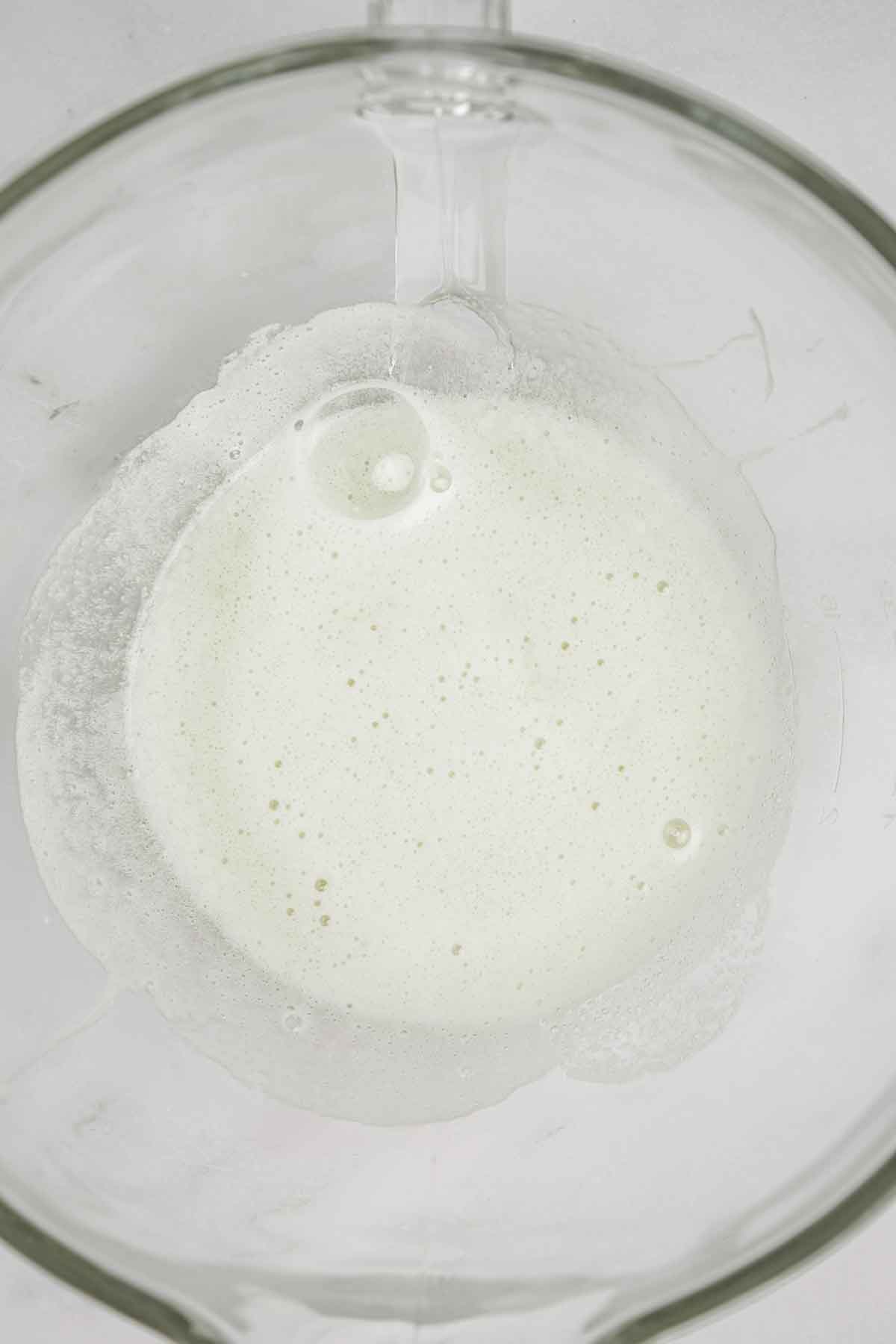 saladier avec un mélange de blanc d'oeufs et sucre cuits