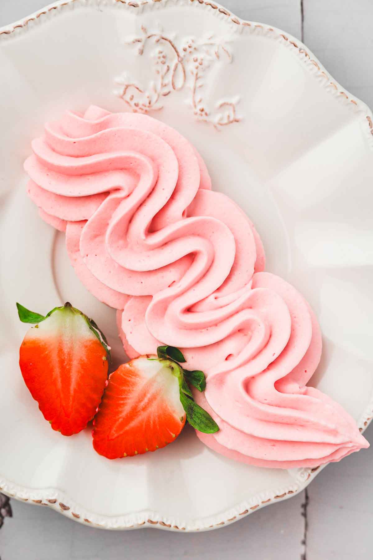 Dessert plate with pipped strawberry cream cheese