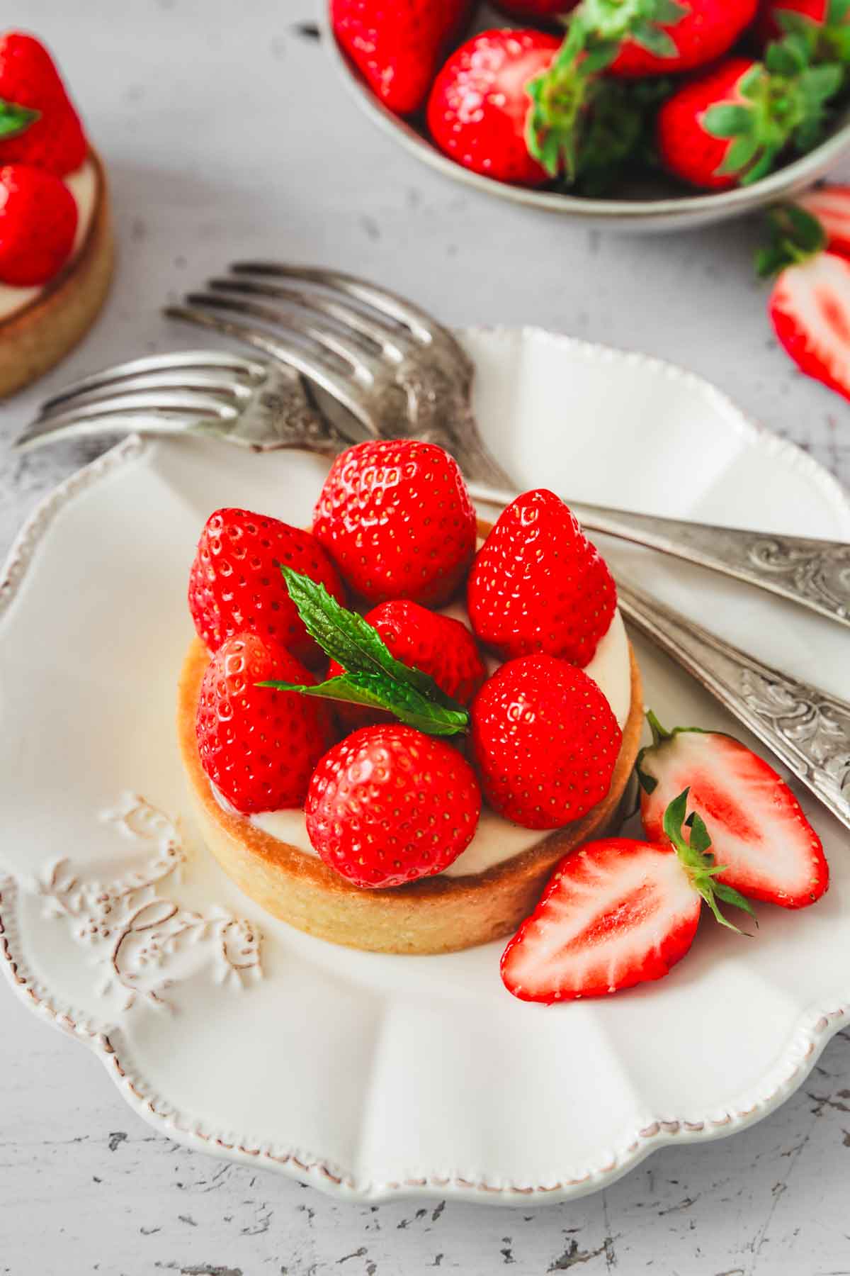 mini tarte aux fraises dans une assiettes