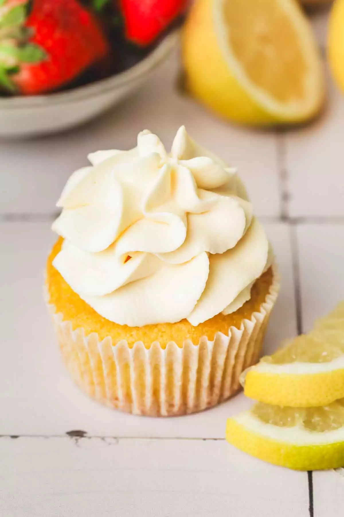 un cupcakes au citron sur une table