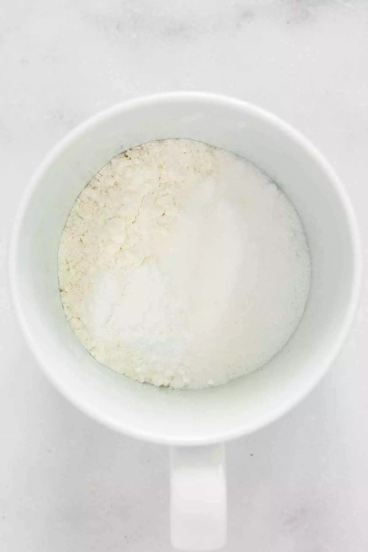 tasse avec des ingrédients secs