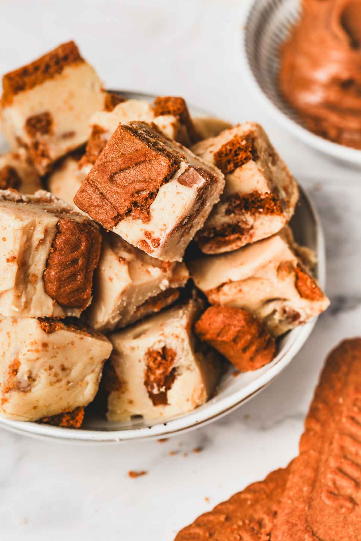 biscoff fudge on a bowl in a table