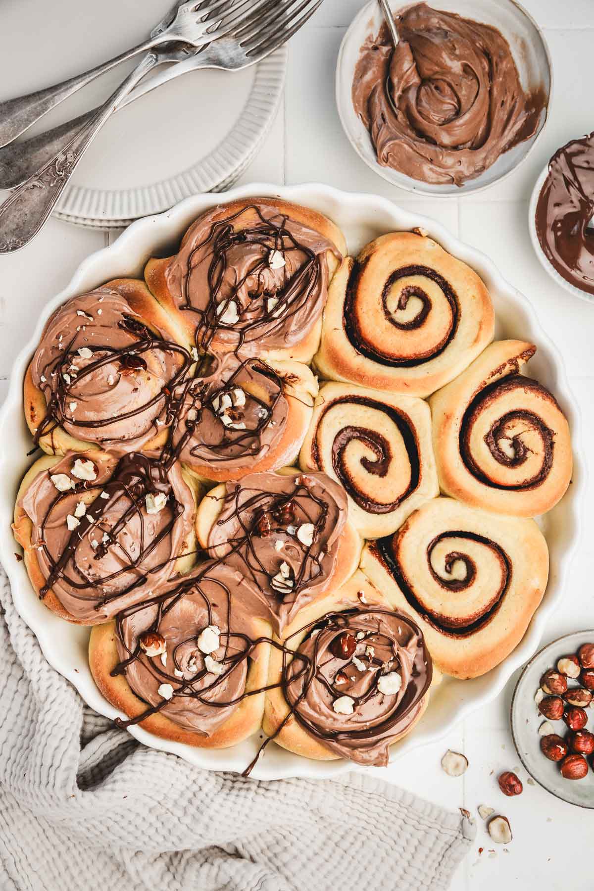 plat avec des brioches au nutella sur une table