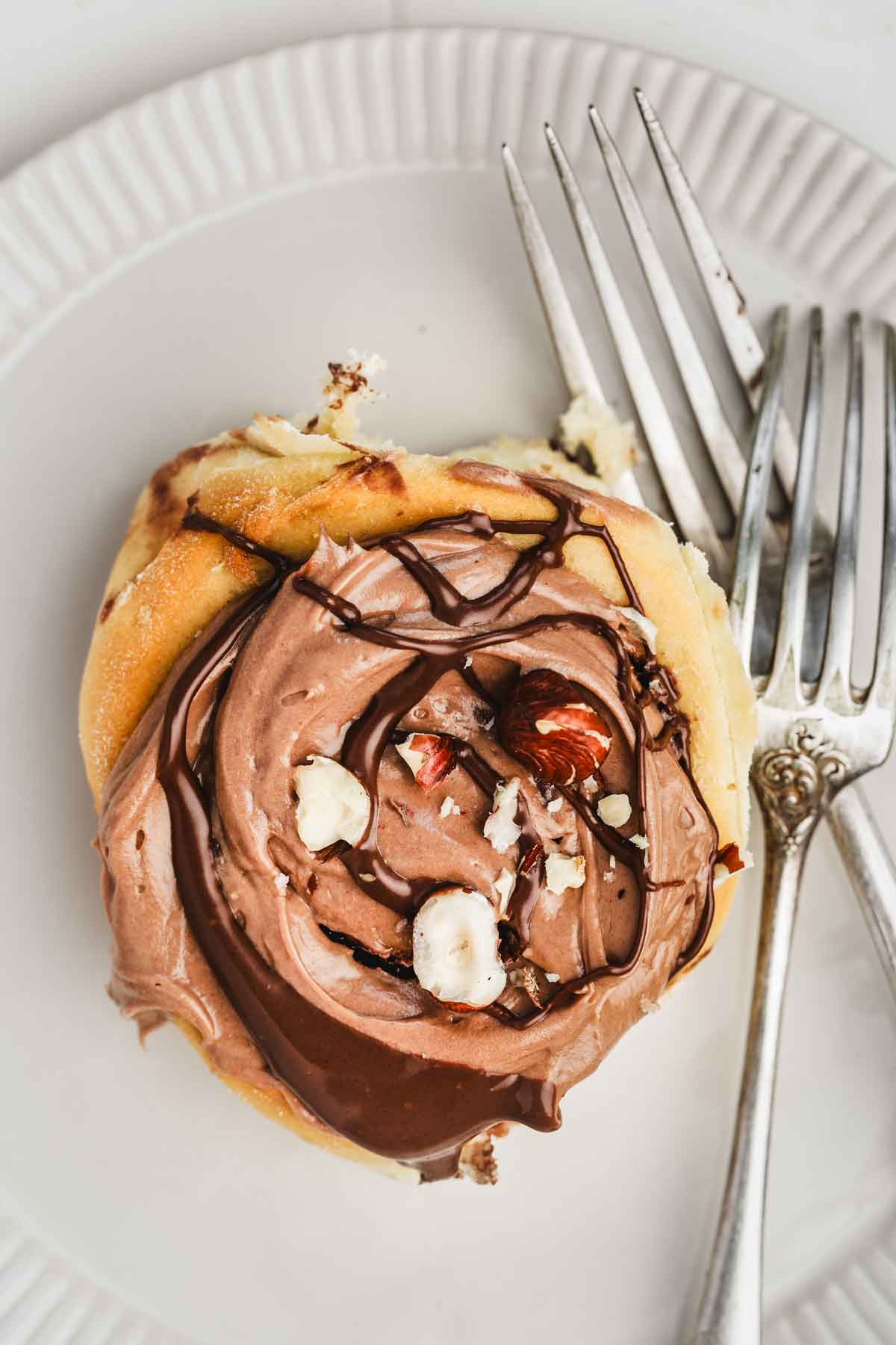 une brioche nutella roulée dans une assiette