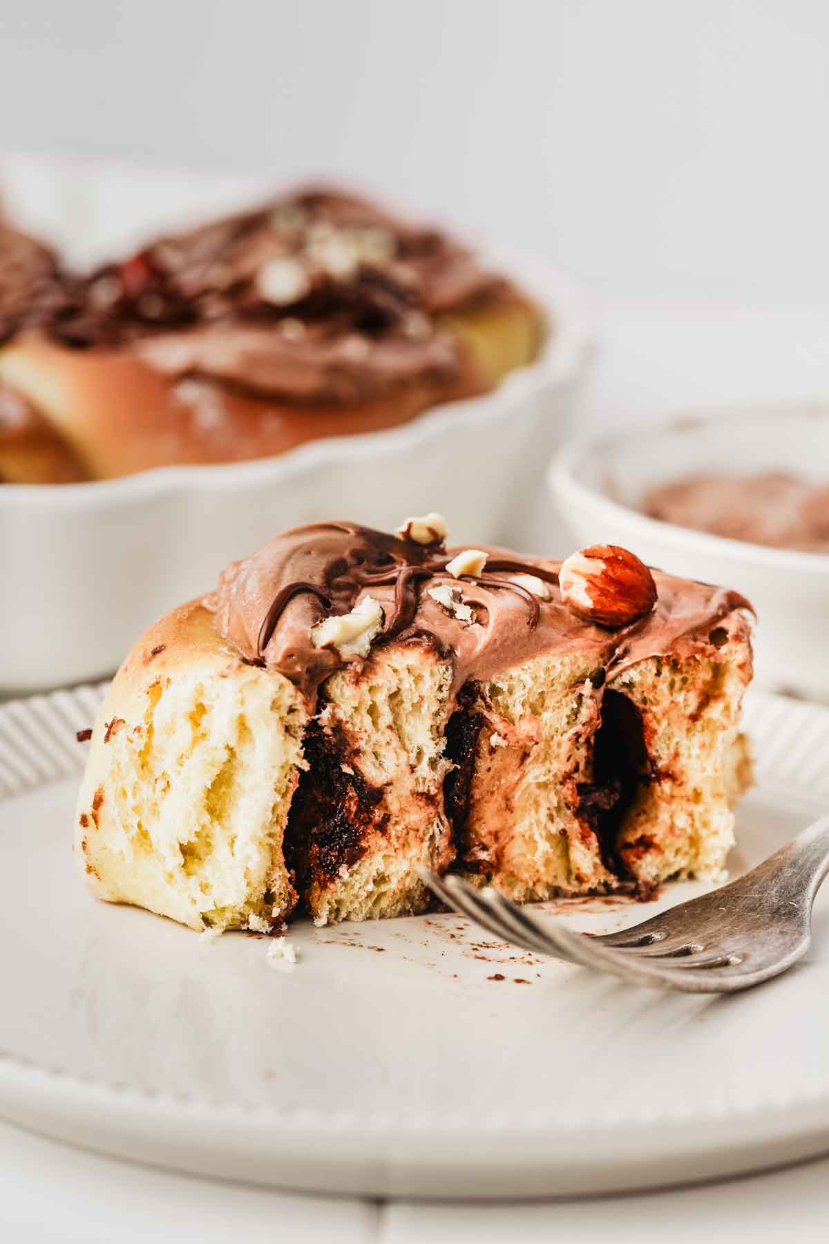 part de cinnamon rolls au nutella dans une assiette