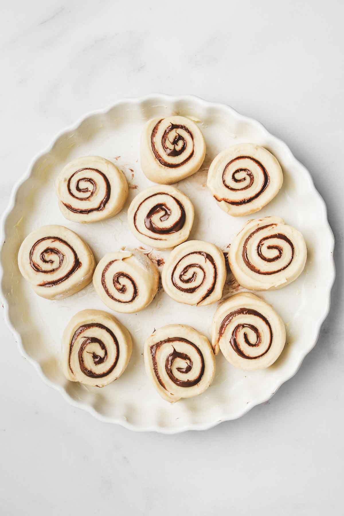 plat à tarte avec des roulés au nutella