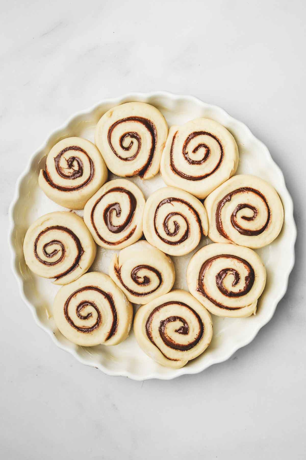 plat à tart avec des brioche roulées au nutella