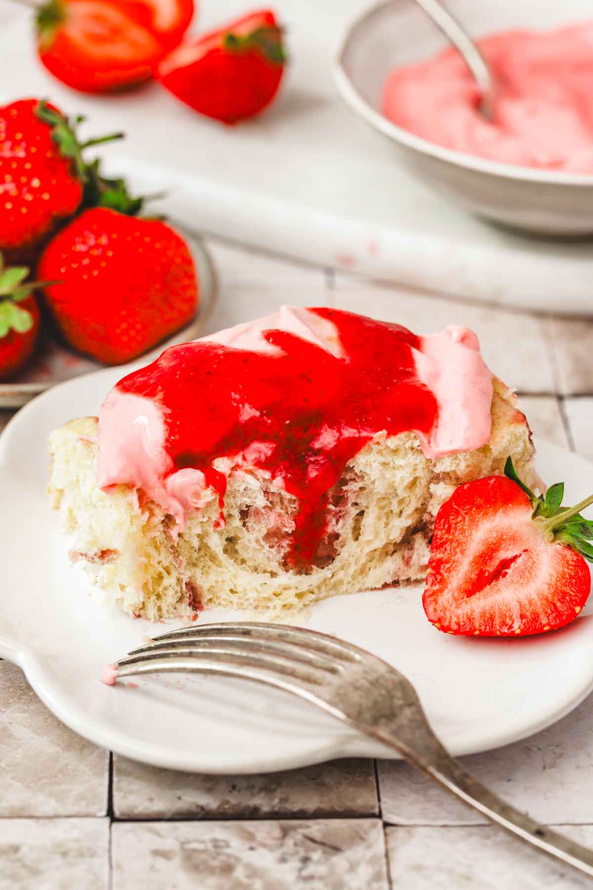 brioche roulée à la fraise dans une assiette
