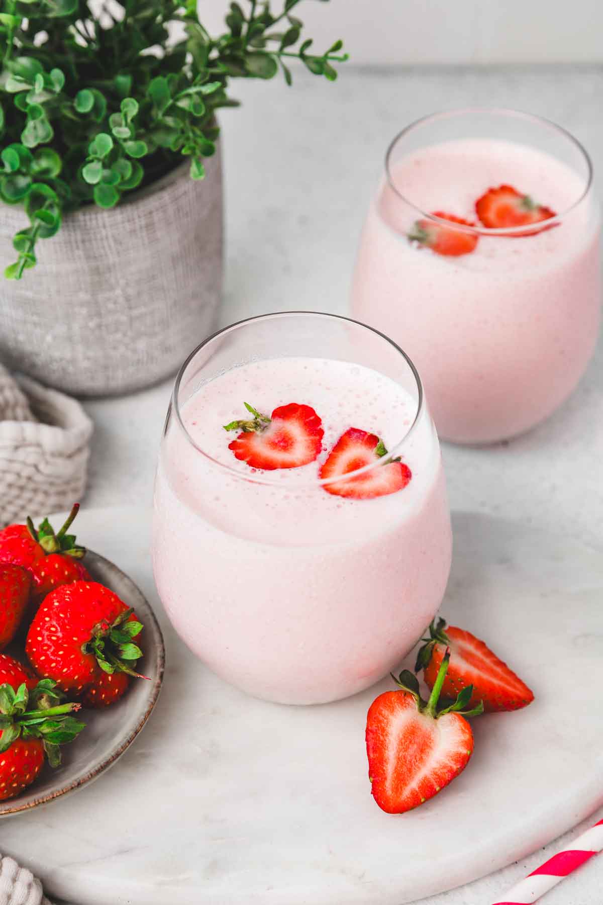 Verres sur une table avec des lassi fraises