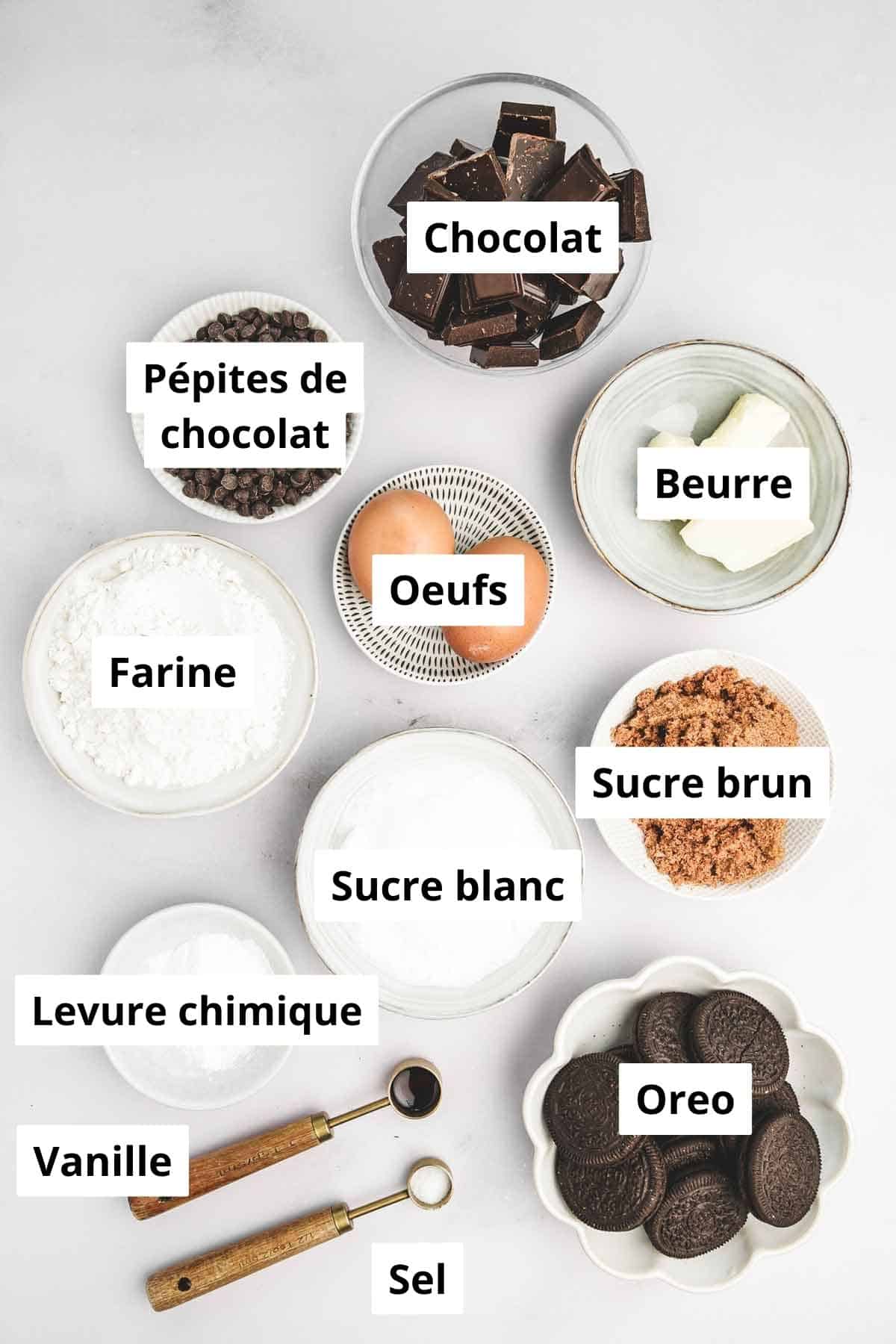 bols avec des ingrédients pour les cookies oreo