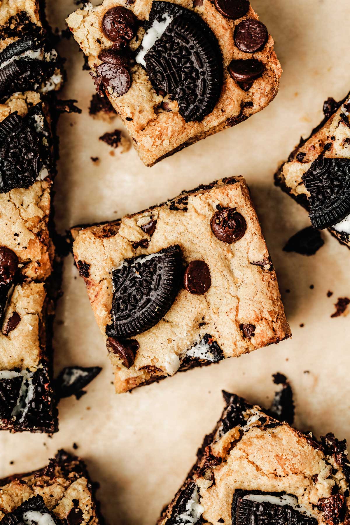 Oreo brookies sur une feuille de papier sulfurisé