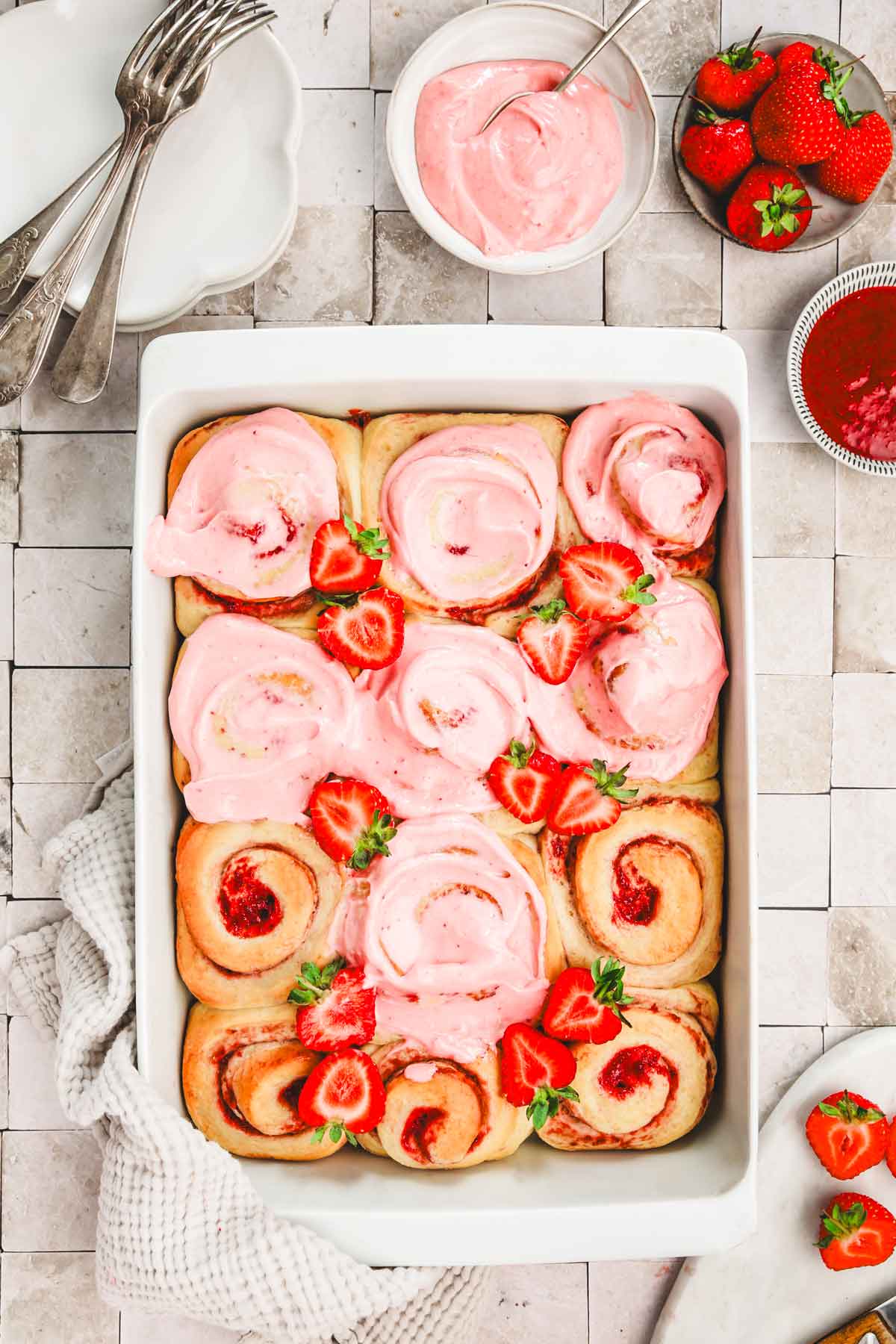 plat à gratin avec des cinnamon rolls aux fraises 