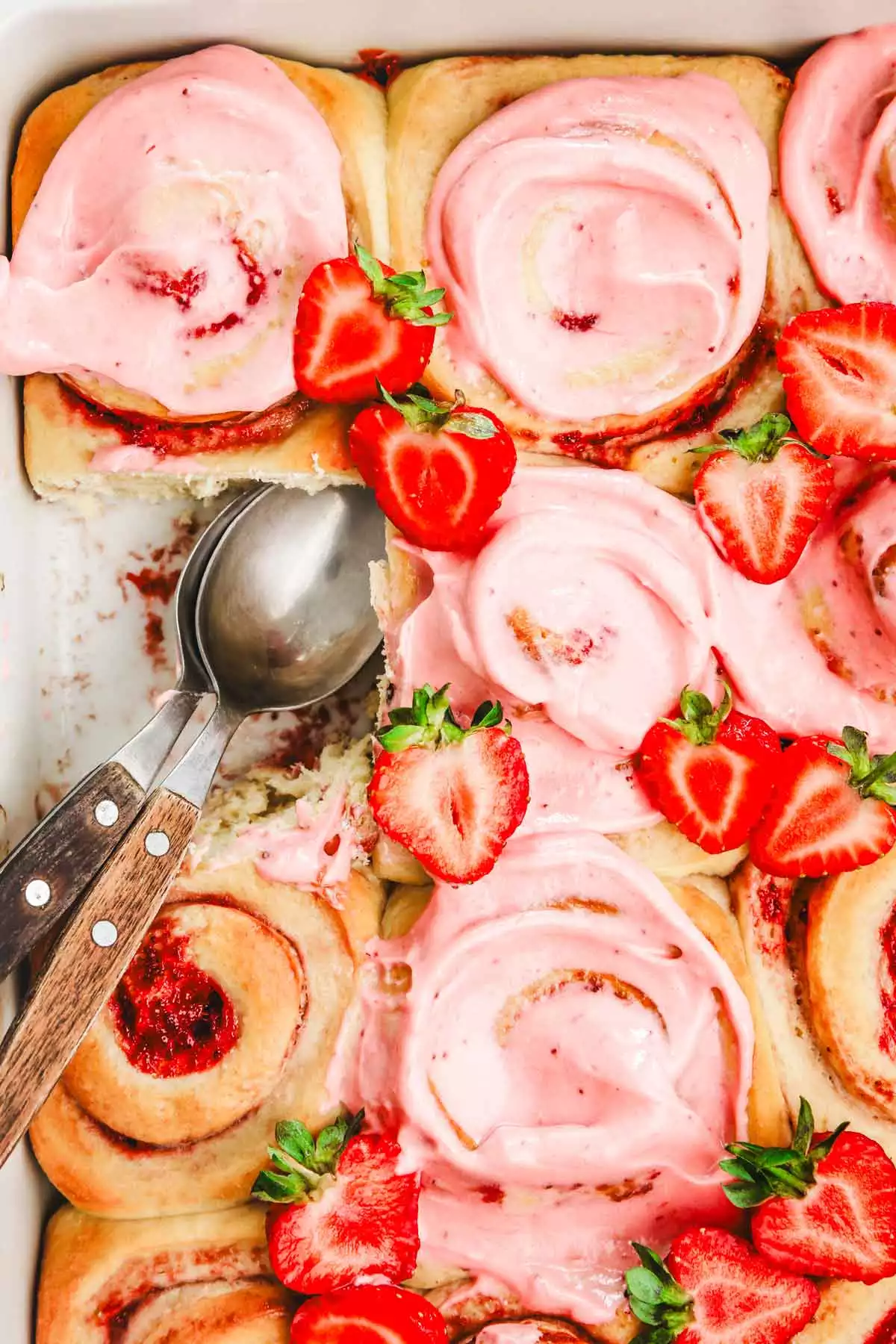 cinnamon rolls cuits avec des fraises