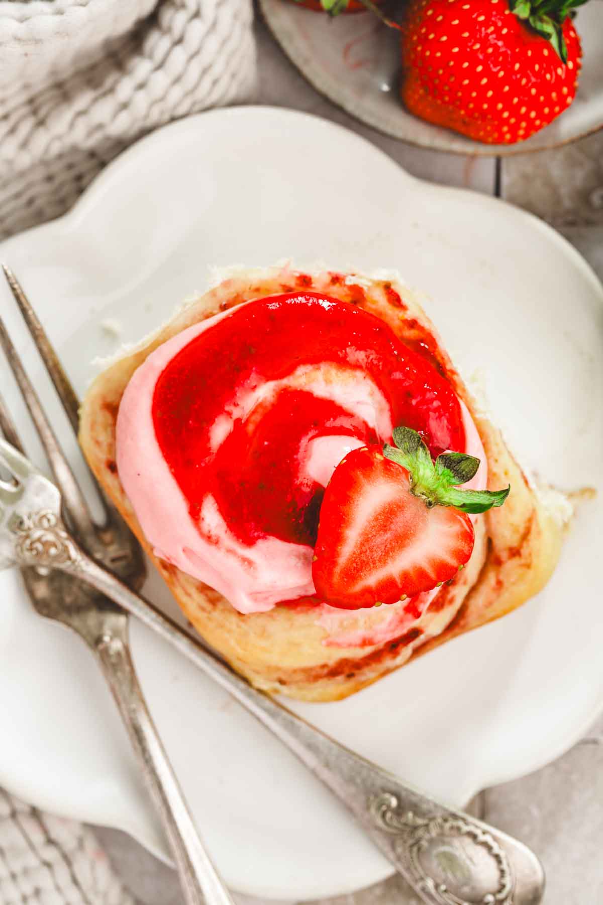 assiette avec un cinnamon rolls aux fraises
