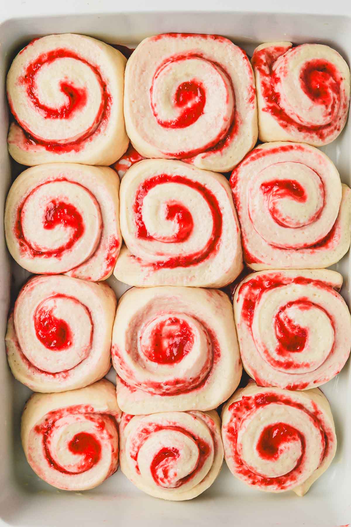 cinnamon rolls dans un plat