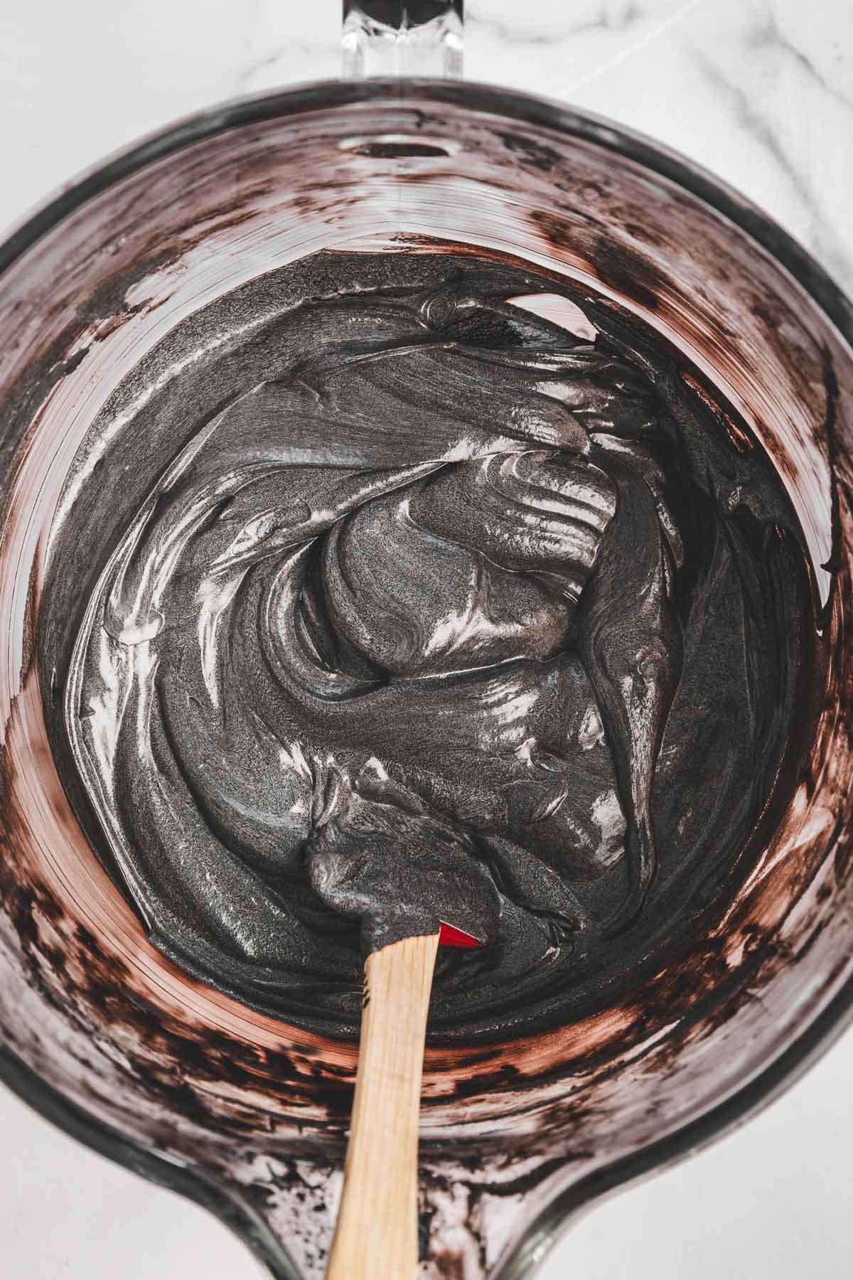 cuve avec une crème au beurre noire