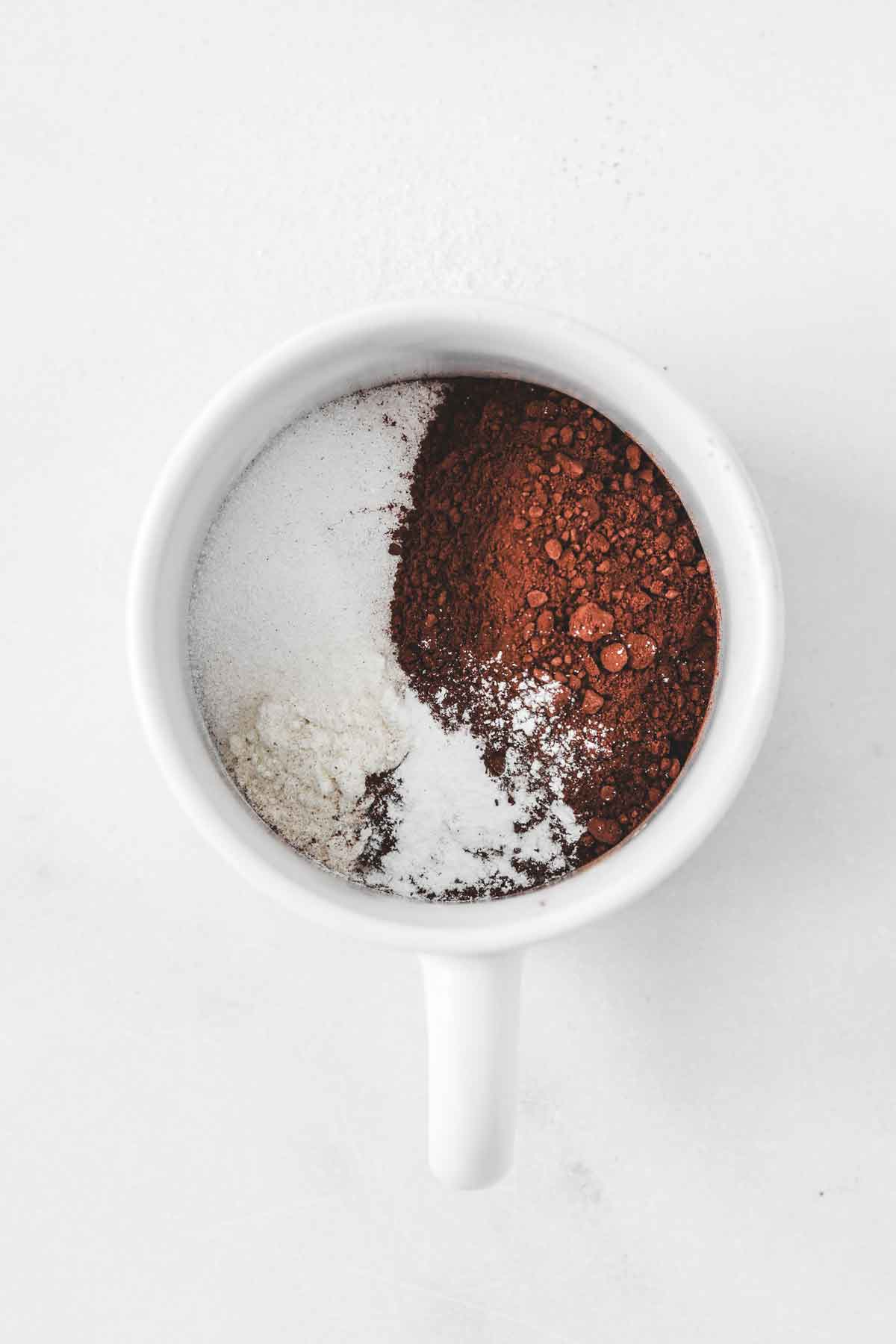 tasse avec des ingrédients secs