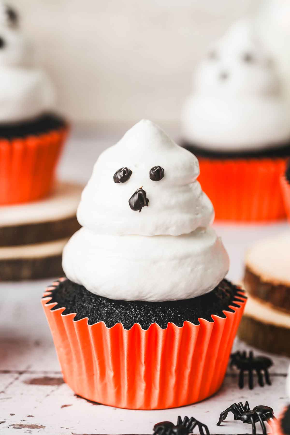 cupcakes fantomes sur une table